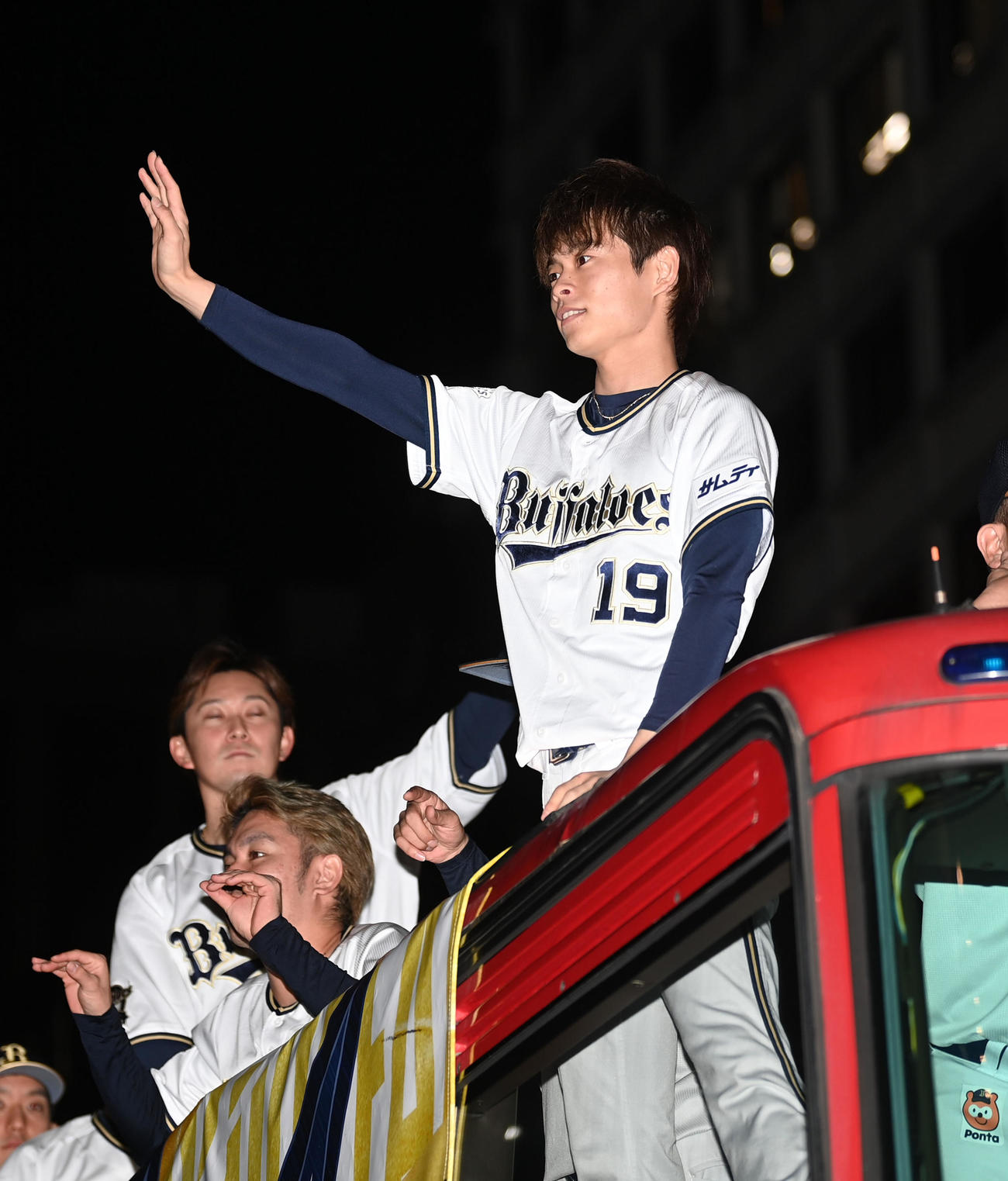 オリックス優勝パレードでファンの声援に応える山岡（撮影・前岡正明）