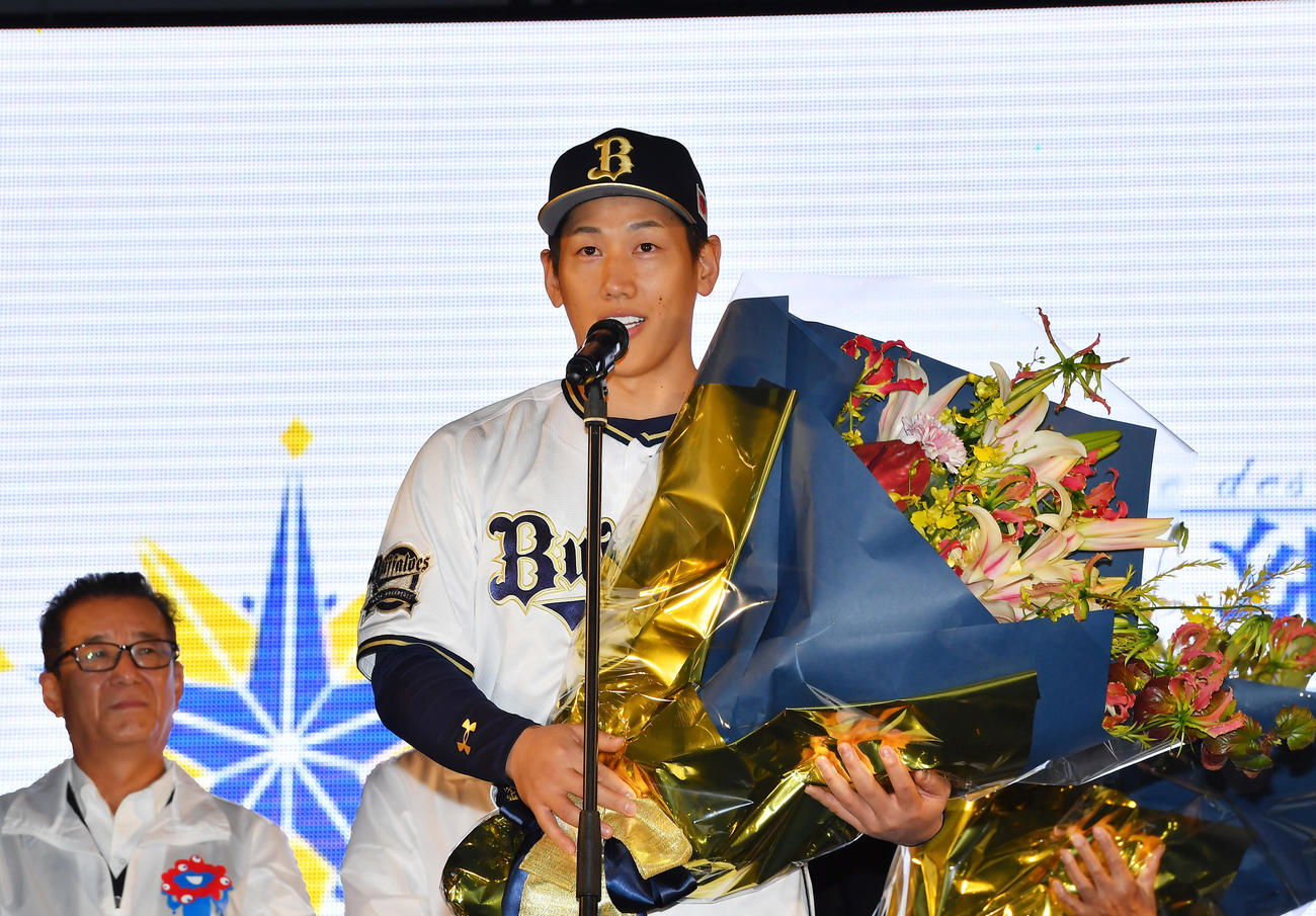 御堂筋でのオリックス優勝パレードを前にあいさつする吉田正（撮影・清水貴仁）