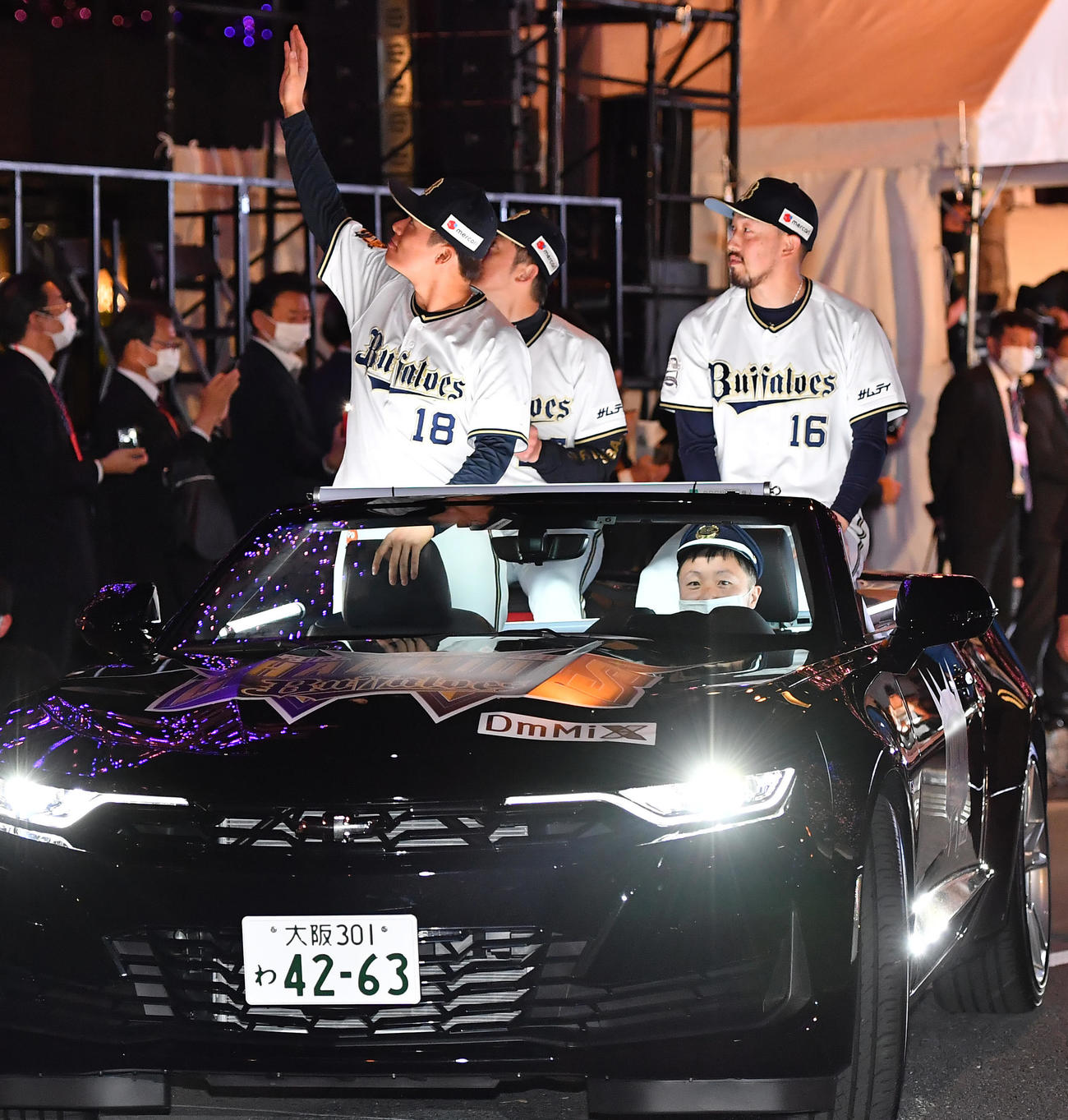 御堂筋でオリックス優勝パレードを行う選手たち、左から山本、能見、平野佳（撮影・清水貴仁）