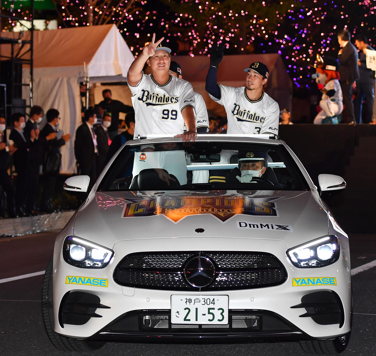 御堂筋でオリックス優勝パレードを行う選手たち、杉本（左）と安達（撮影・清水貴仁）