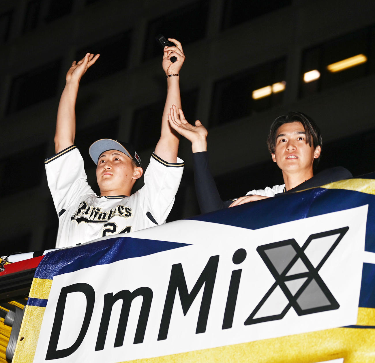 オリックス優勝パレードでファンの声援に応える紅林（左）と佐野皓（撮影・前岡正明）