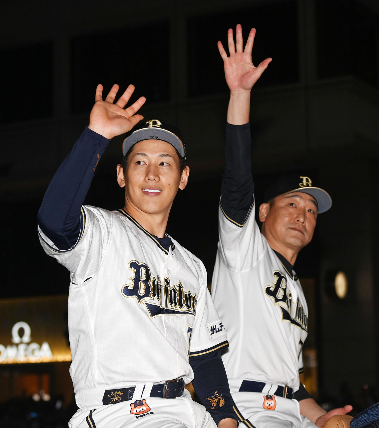 オリックス優勝パレードでファンの声援に応える吉田正（左）と中嶋監督（撮影・前岡正明）
