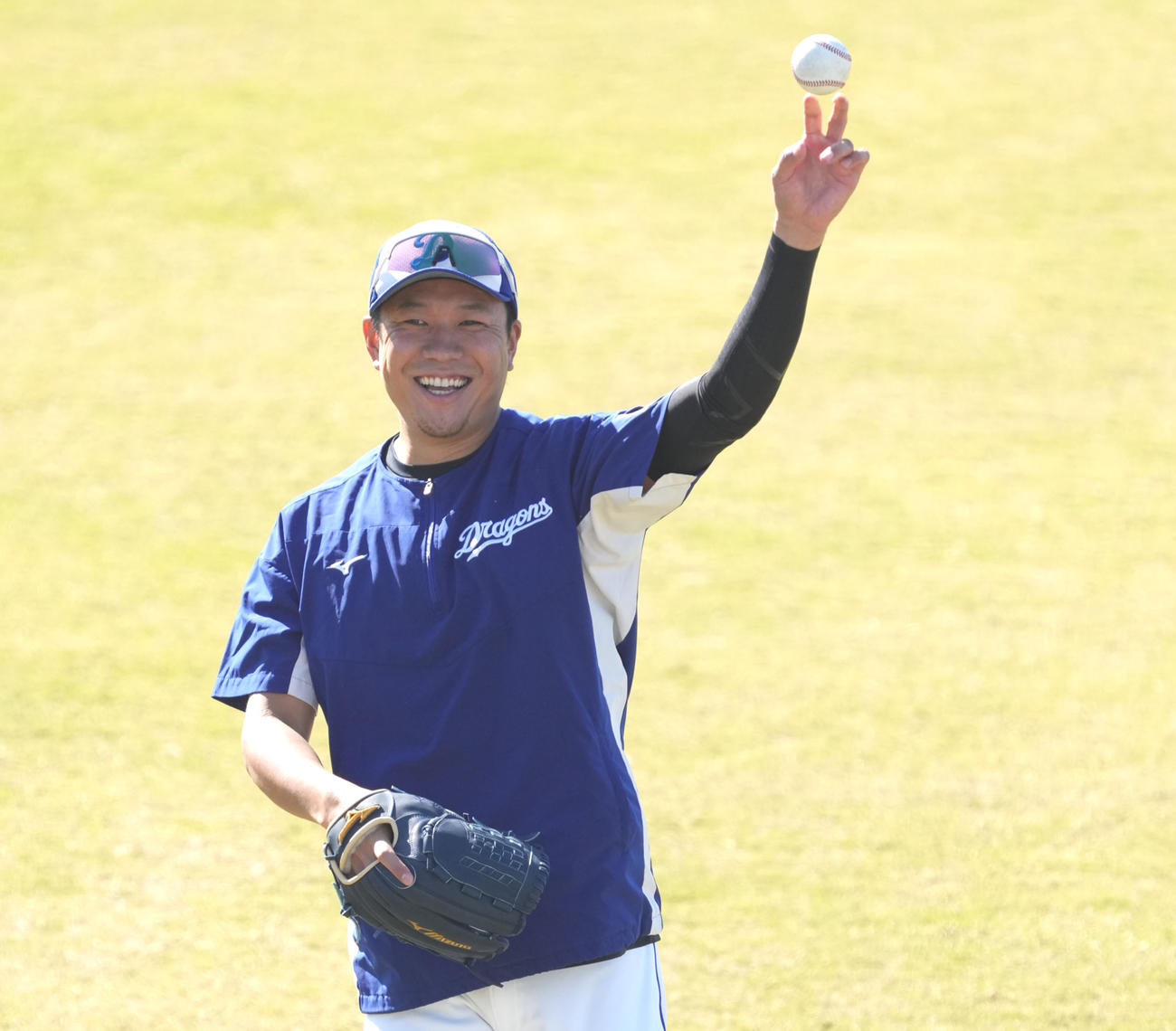 明るい表情でキャッチボールをする中日大野雄大（2022年11月2日撮影）