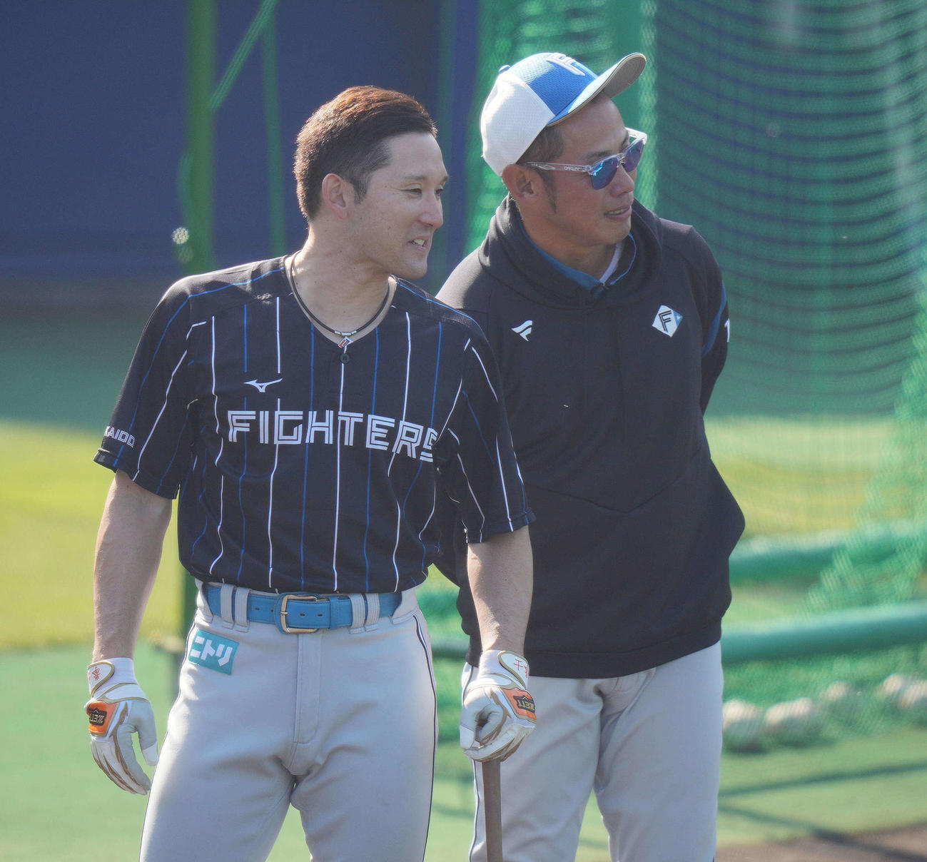 矢野コーチ（右）と話す日本ハム杉谷（撮影・鈴木みどり）