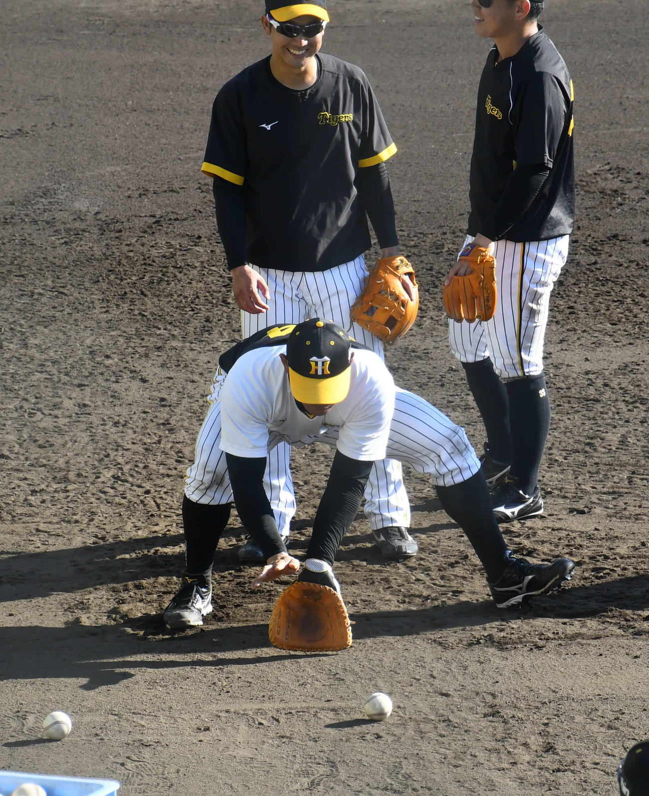 鳴尾浜球場での残留練習で内野の基礎練習に阪神原口。面が平らなグラブで練習（撮影・中野椋）