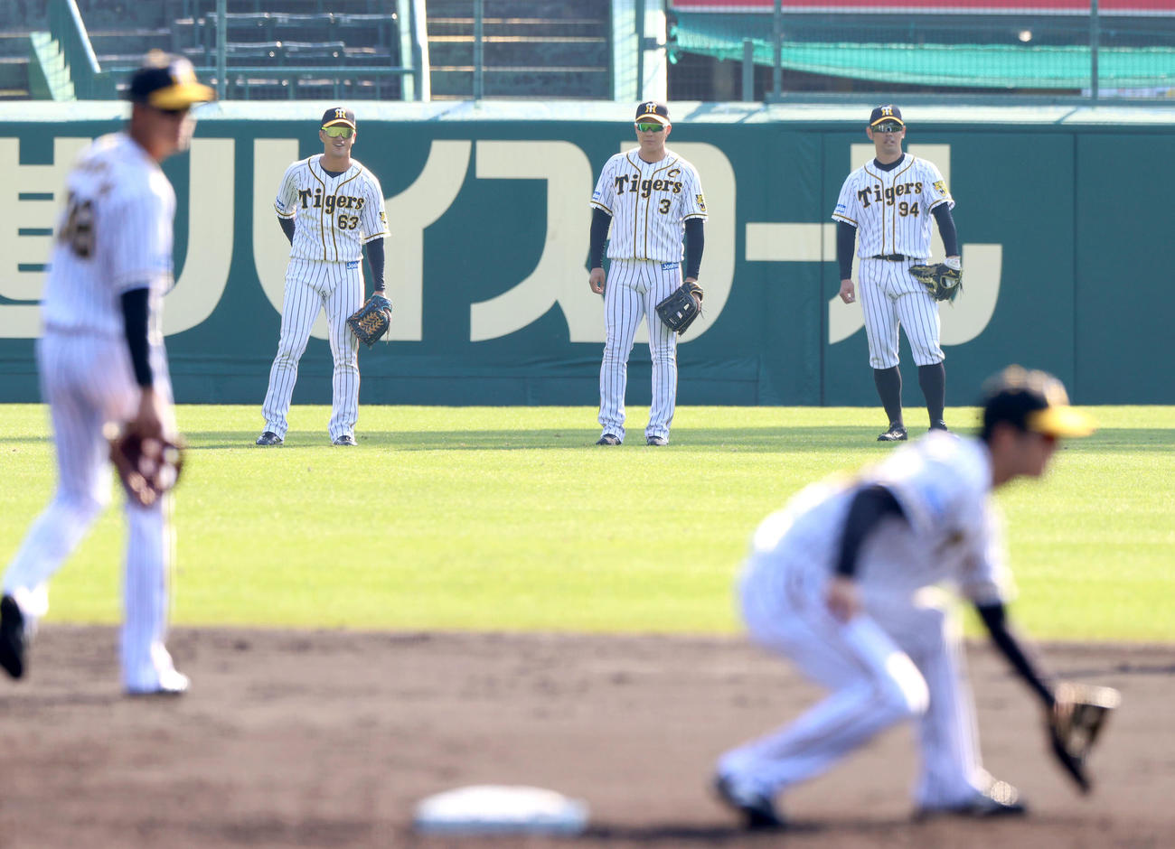 阪神原口文仁（右）（2021年11月15日撮影）