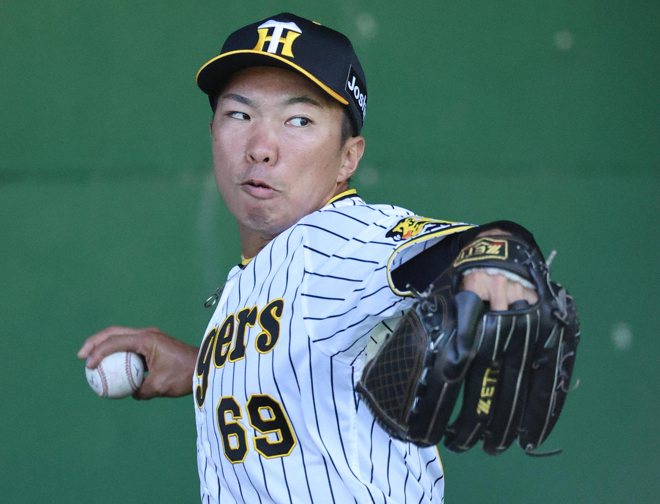 ブルペンで投げ込む石井（撮影・上山淳一）