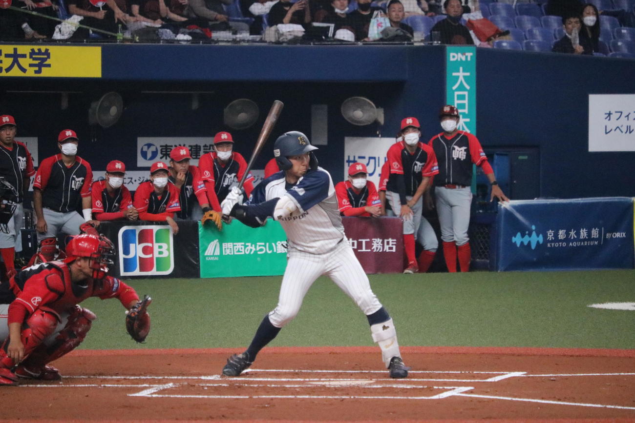 日本新薬対宮崎梅田学園　1回表1死一塁、日本新薬の福永裕基内野手（26＝専修大）は遊ゴロ併殺に倒れる（撮影・林亮佑）＝2022年11月3日、京セラドーム大阪