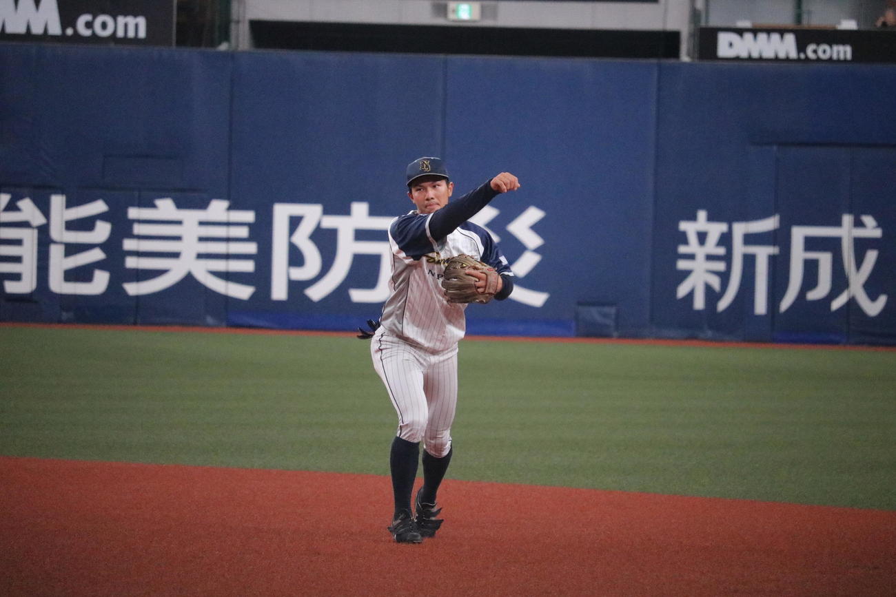 日本新薬対宮崎梅田学園　1回裏2死二塁、日本新薬の福永裕基内野手（26＝専修大）は二ゴロをさばく（撮影・林亮佑）＝2022年11月3日、京セラドーム大阪