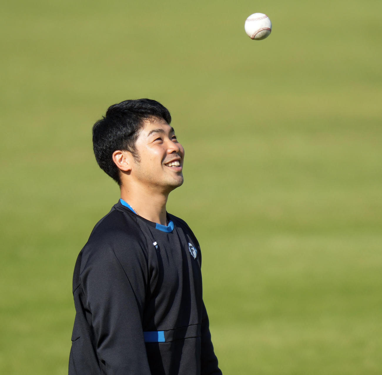 ボールを投げ笑顔の日本ハム近藤（撮影・鈴木みどり）