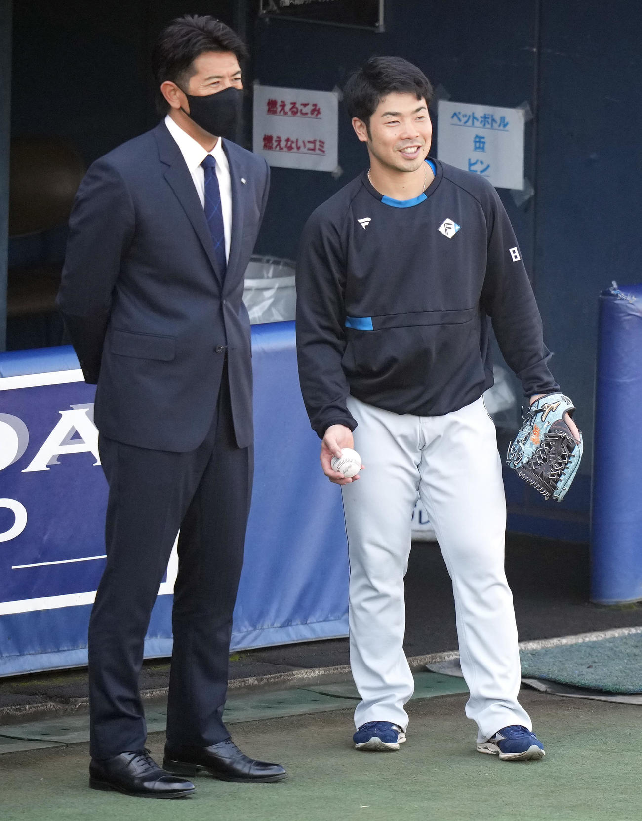稲葉GM（左）と話す日本ハム近藤（撮影・鈴木みどり）