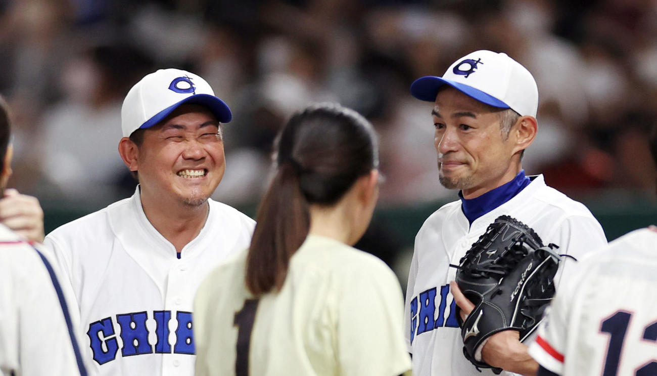 試合後、笑顔で高校野球女子選抜の選手らにあいさつする松坂氏（後方左）とイチロー氏（同右）（撮影・狩俣裕三）