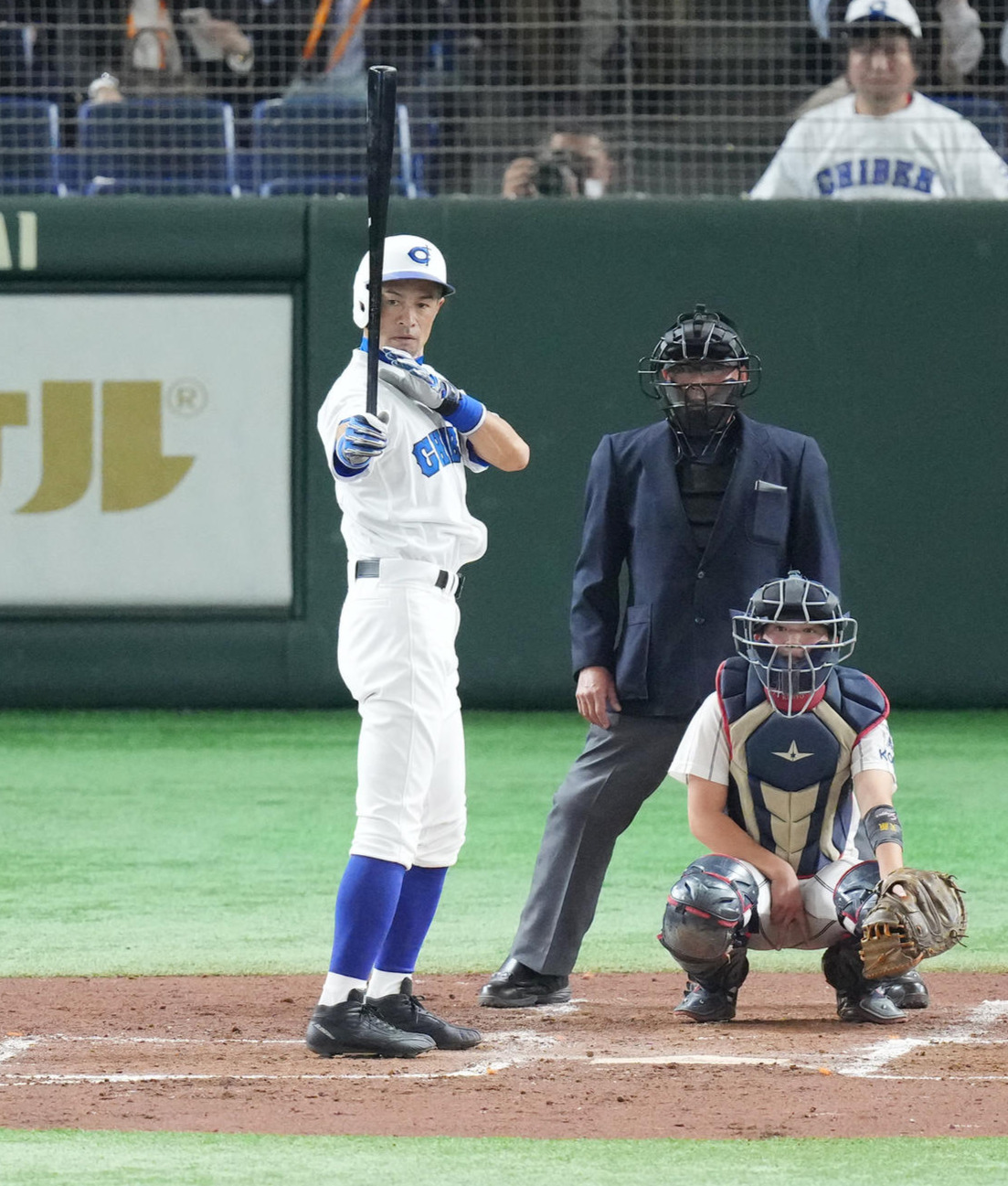 2回裏、打席で構えるイチロー氏（撮影・菅敏）