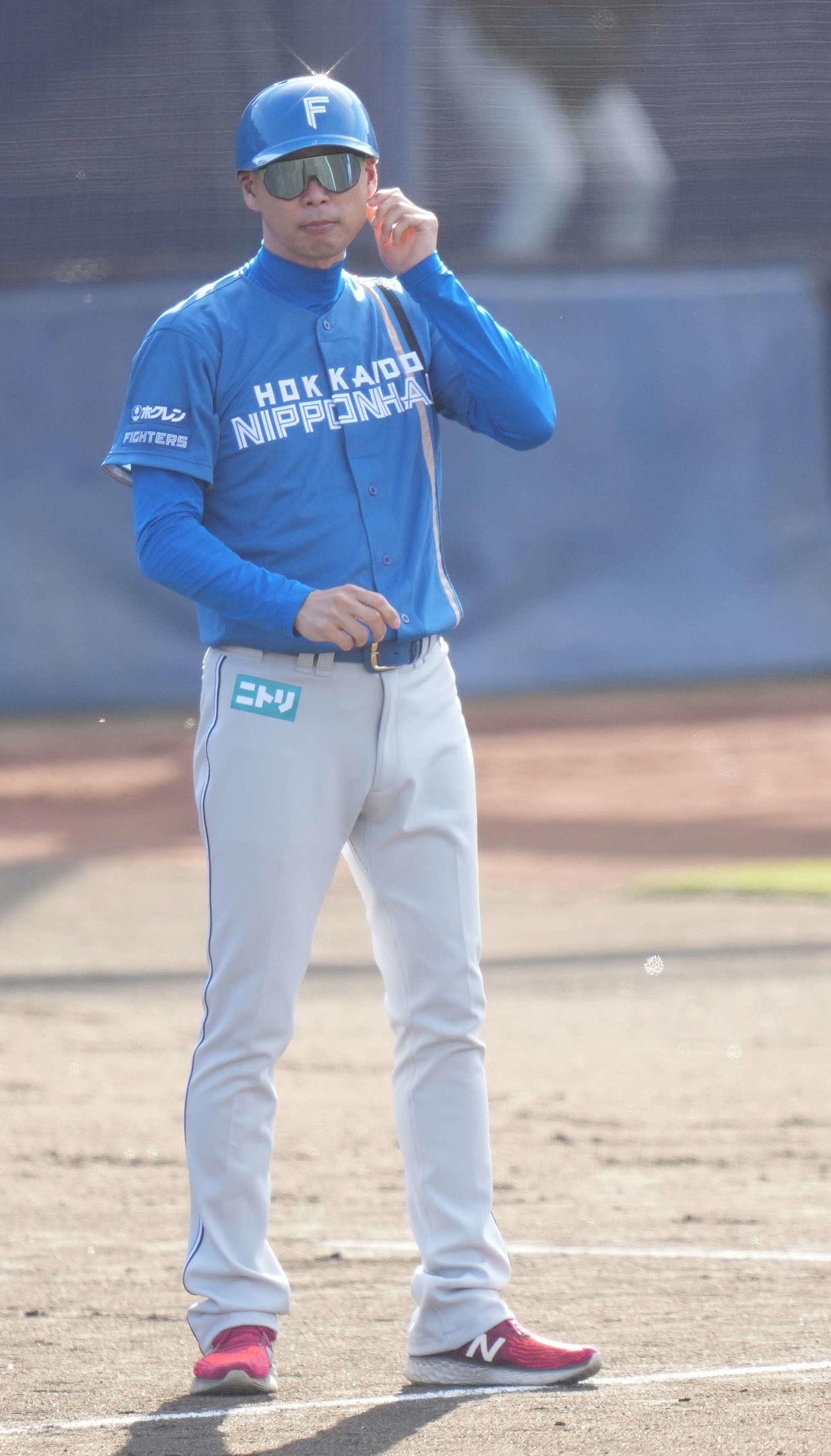 紅白戦で三塁コーチャーを務めた日本ハム森本コーチ（撮影・鈴木みどり）