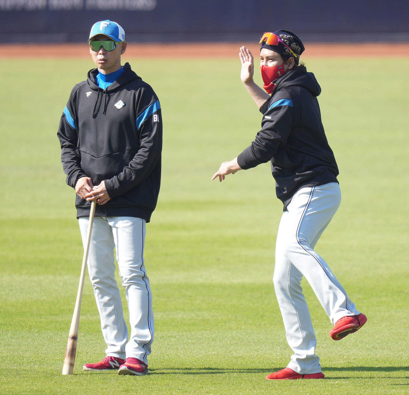 練習中、森本コーチ（左）と話す日本ハム新庄監督（撮影・鈴木みどり）