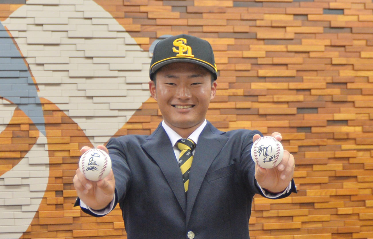 ソフトバンク王球団会長（左）と藤本監督のサインボールを手に笑顔を見せる東北福祉大・甲斐（撮影・濱本神威）