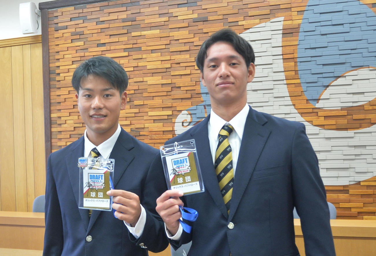 オリックス4位の東北福祉大・杉沢（左）と同育成3位の入山は、贈呈されたドラフト会議のIDカードを手に笑顔を見せる