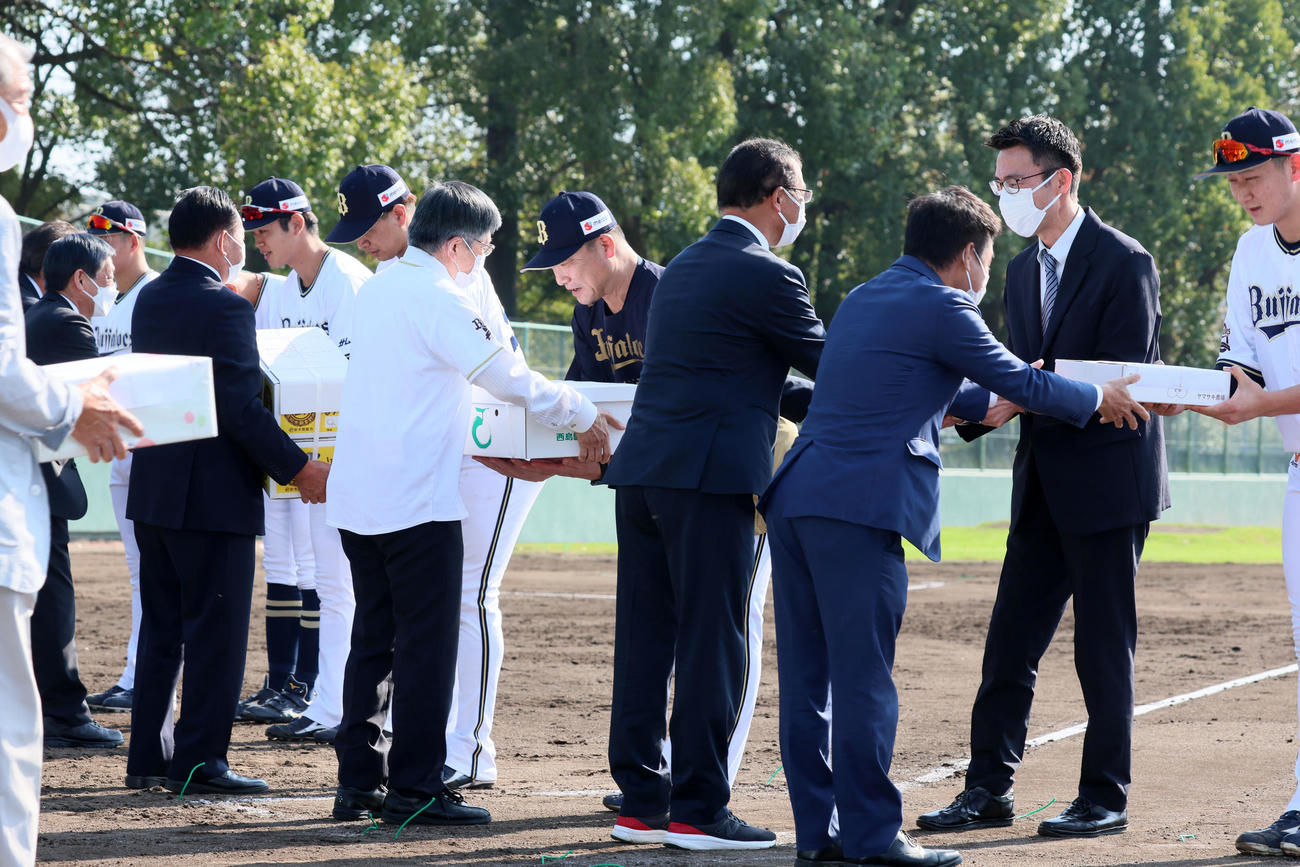 秋季キャンプがスタートし地元から陣中見舞い品を受け取る中嶋監督ら（撮影・加藤哉）
