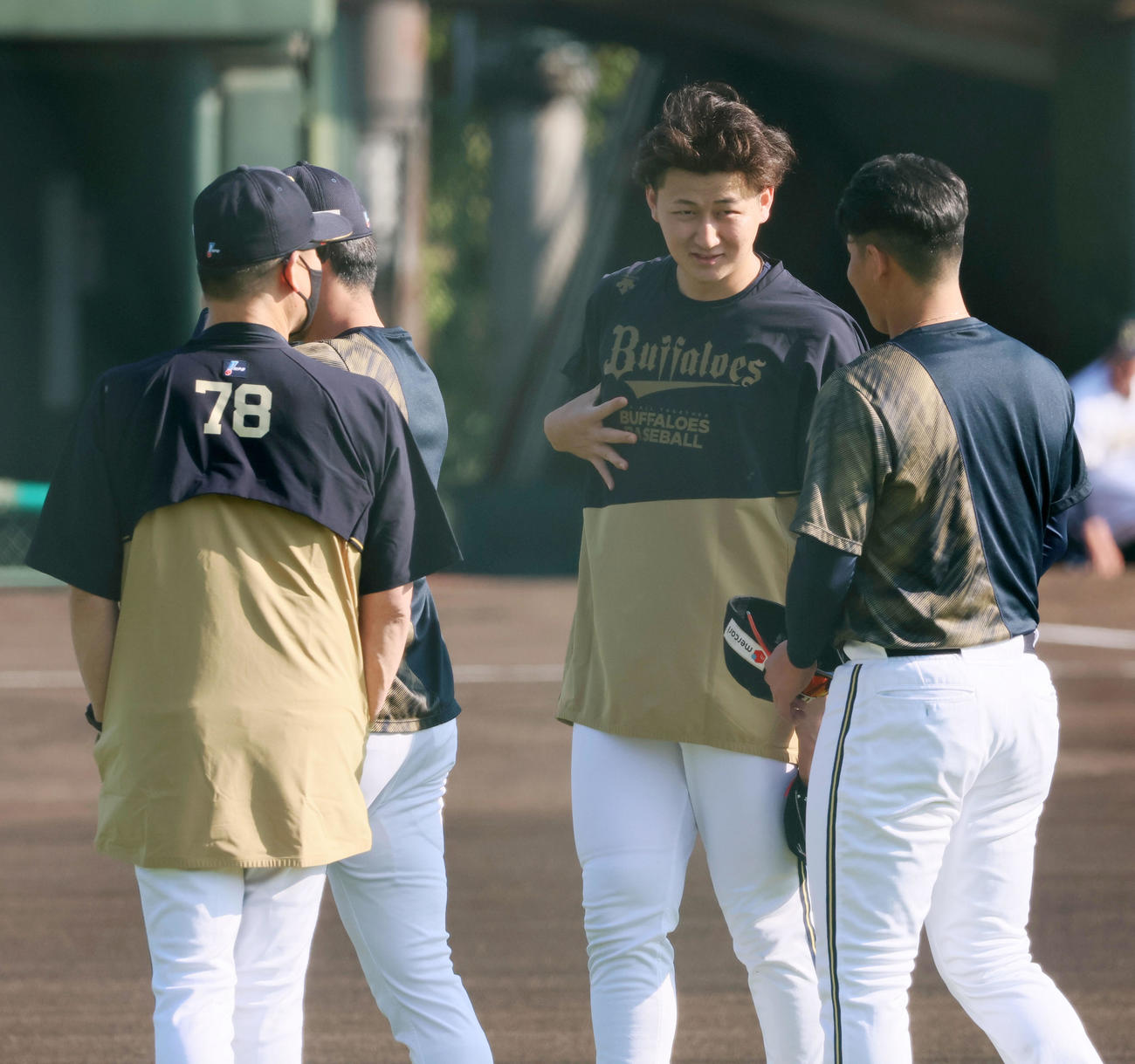 中嶋監督（左）と話す紅林（撮影・加藤哉）