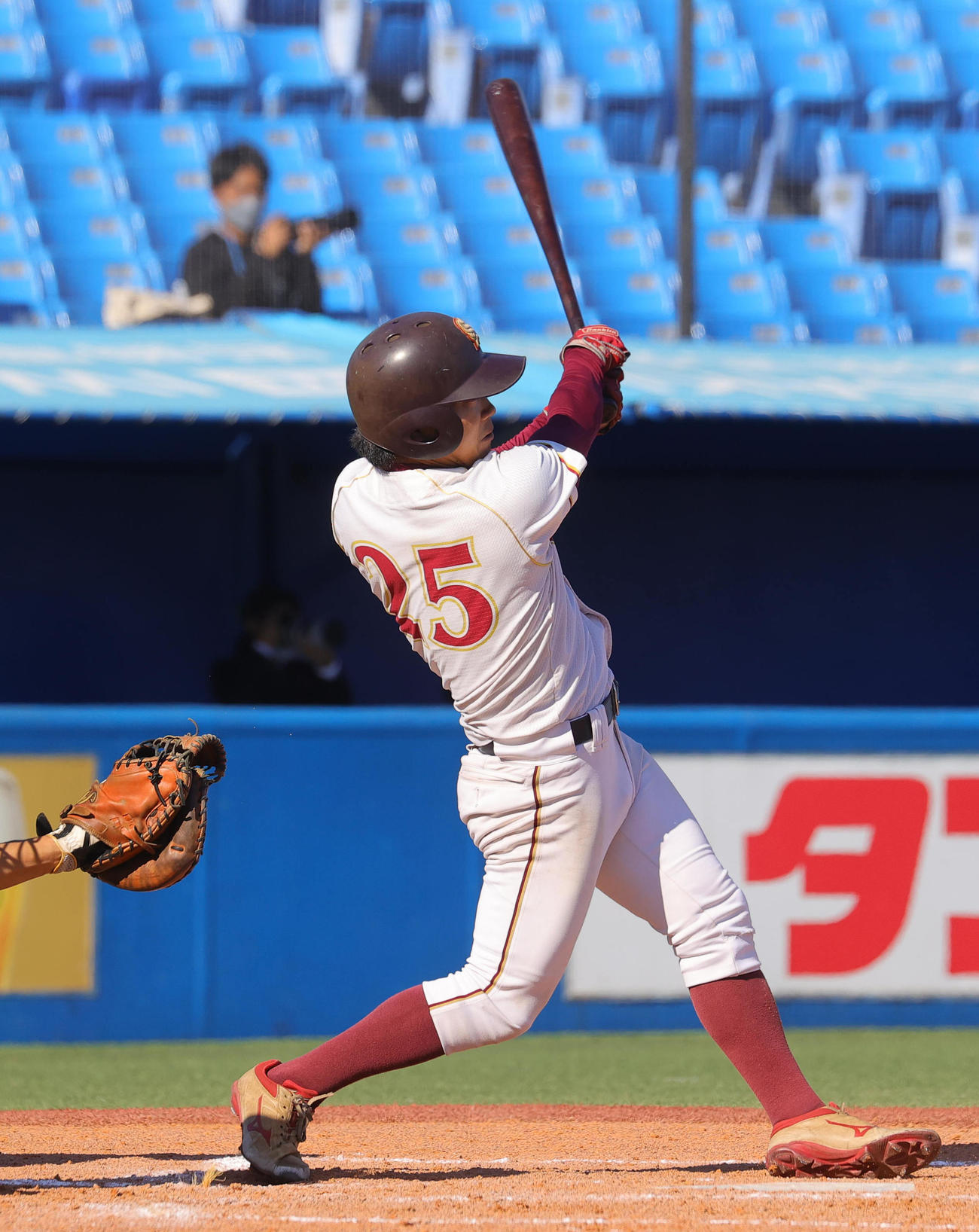 成蹊大対上智大　2回裏上智大2死二塁、左適時二塁打を放つ服部（撮影・野上伸悟）