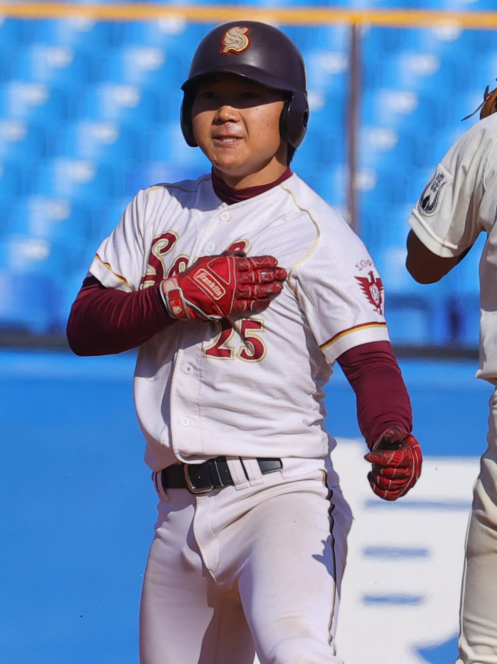 成蹊大対上智大　2回裏上智大2死二塁、左適時二塁打を放ち喜ぶ服部（撮影・野上伸悟）
