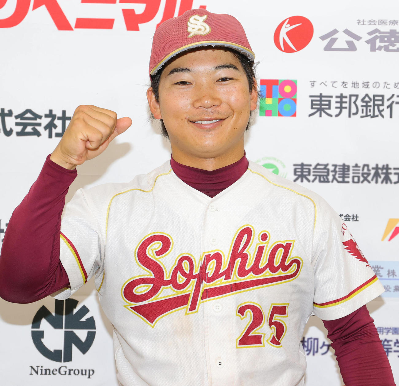 成蹊大対上智大　1勝1敗のタイとし喜ぶ服部（撮影・野上伸悟）