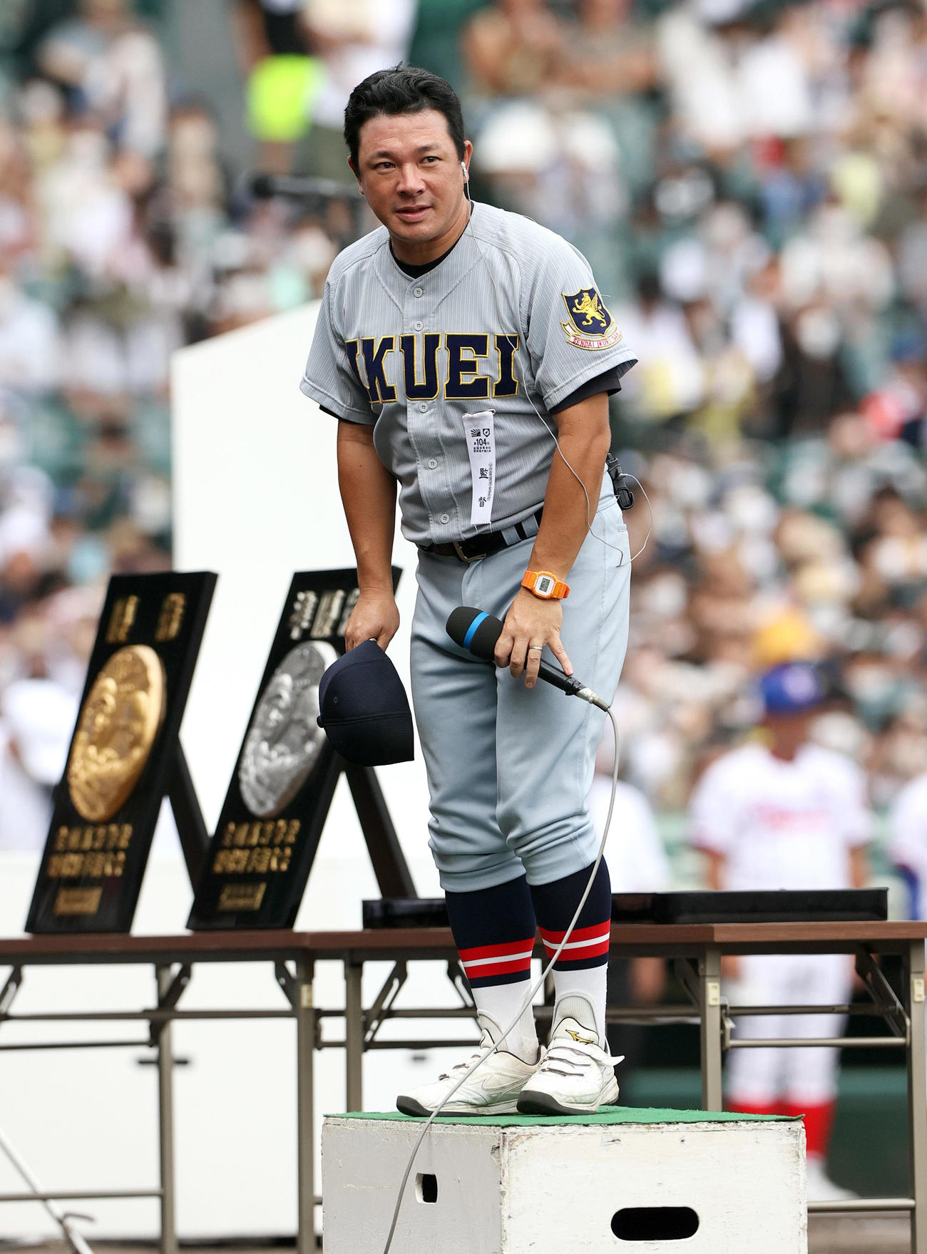 優勝インタビューを終えあいさつする仙台育英・須江監督（2022年8月22日撮影）