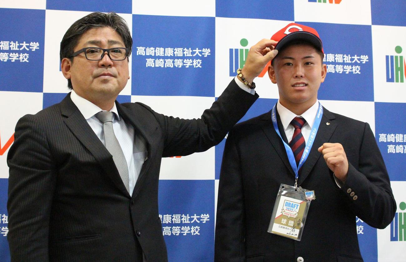 指名あいさつを受ける高崎健康福祉大高崎・清水（右）と広島の高山スカウト（撮影・保坂恭子）