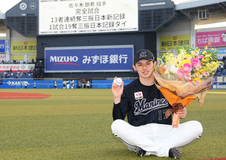22年4月10日、完全試合を達成し笑顔を見せるロッテ佐々木朗希