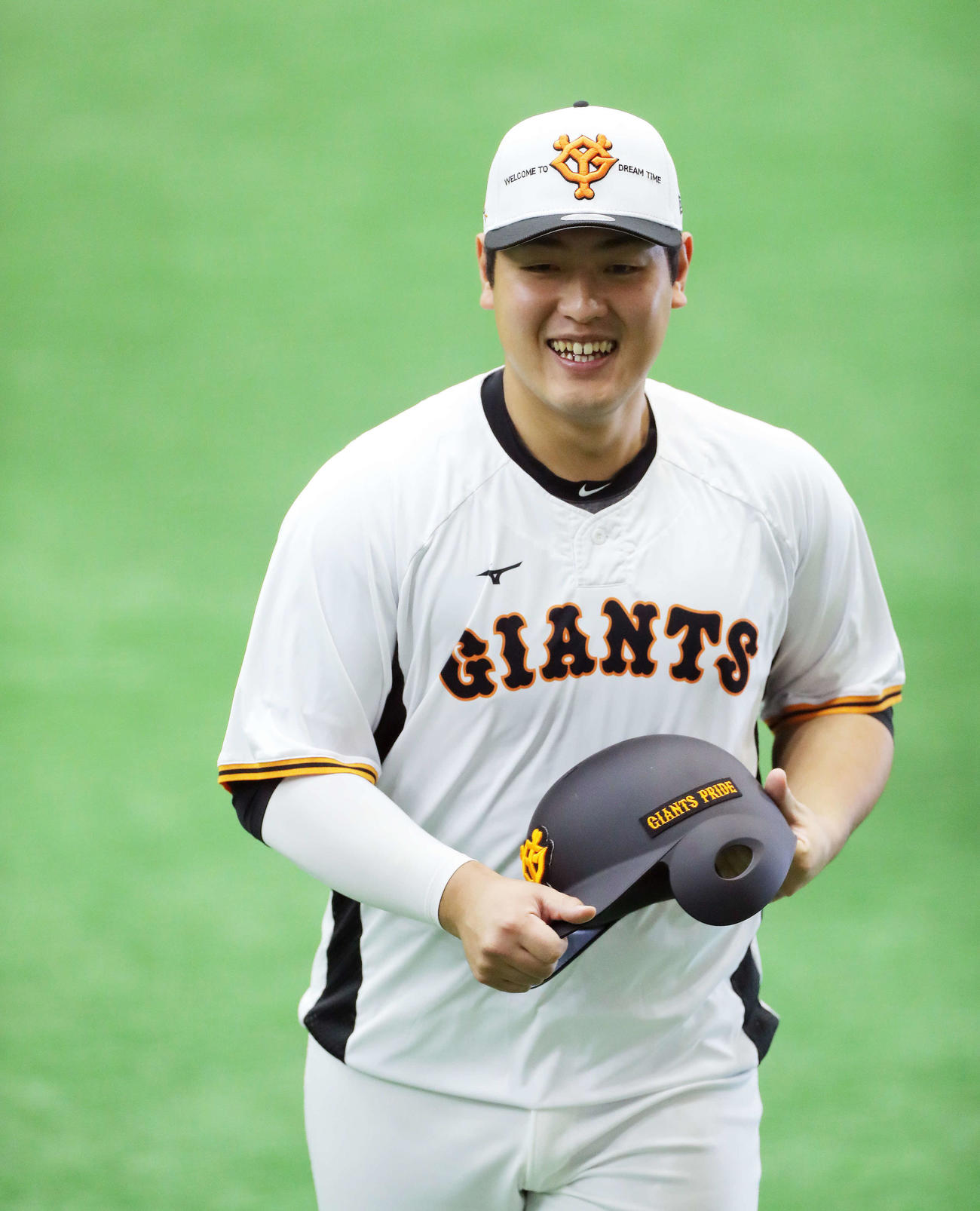 笑顔を見せる巨人岡本和（2022年10月10日撮影）