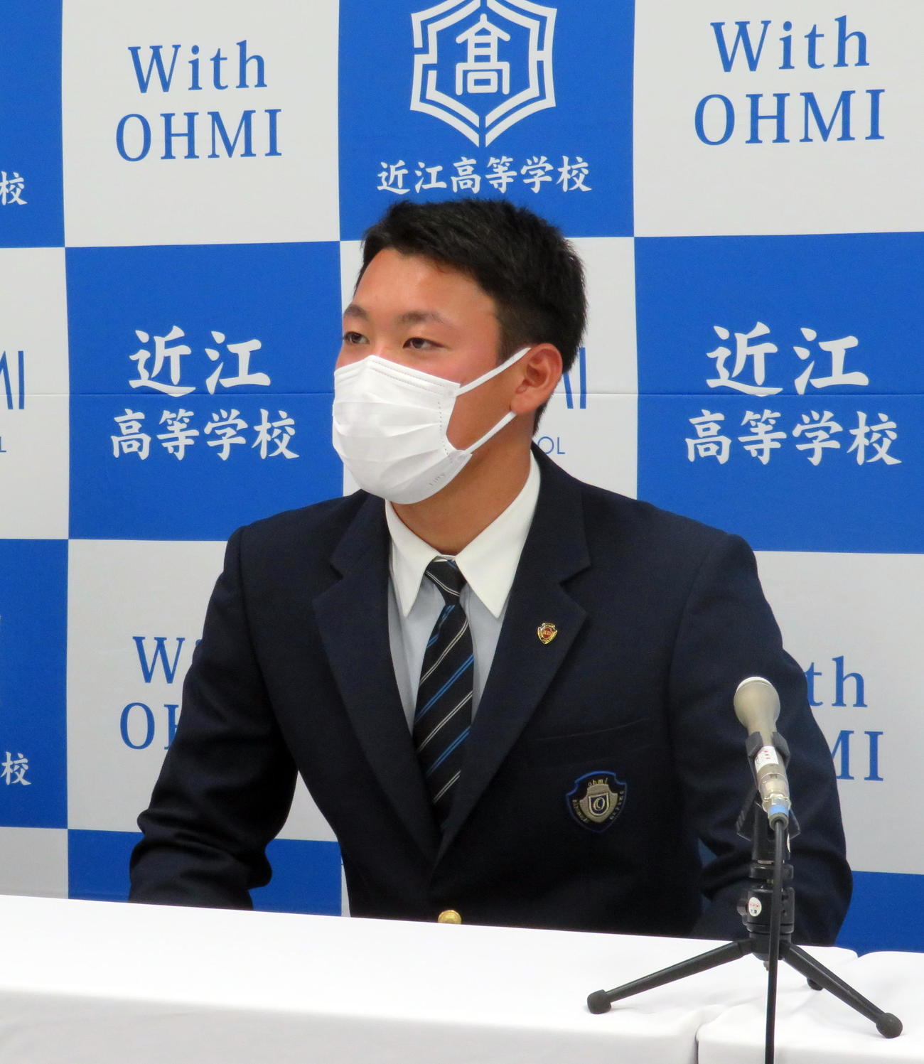 西武ドラフト5位の指名あいさつ後の会見で心境を明かす近江・山田（撮影・鎌田直秀）