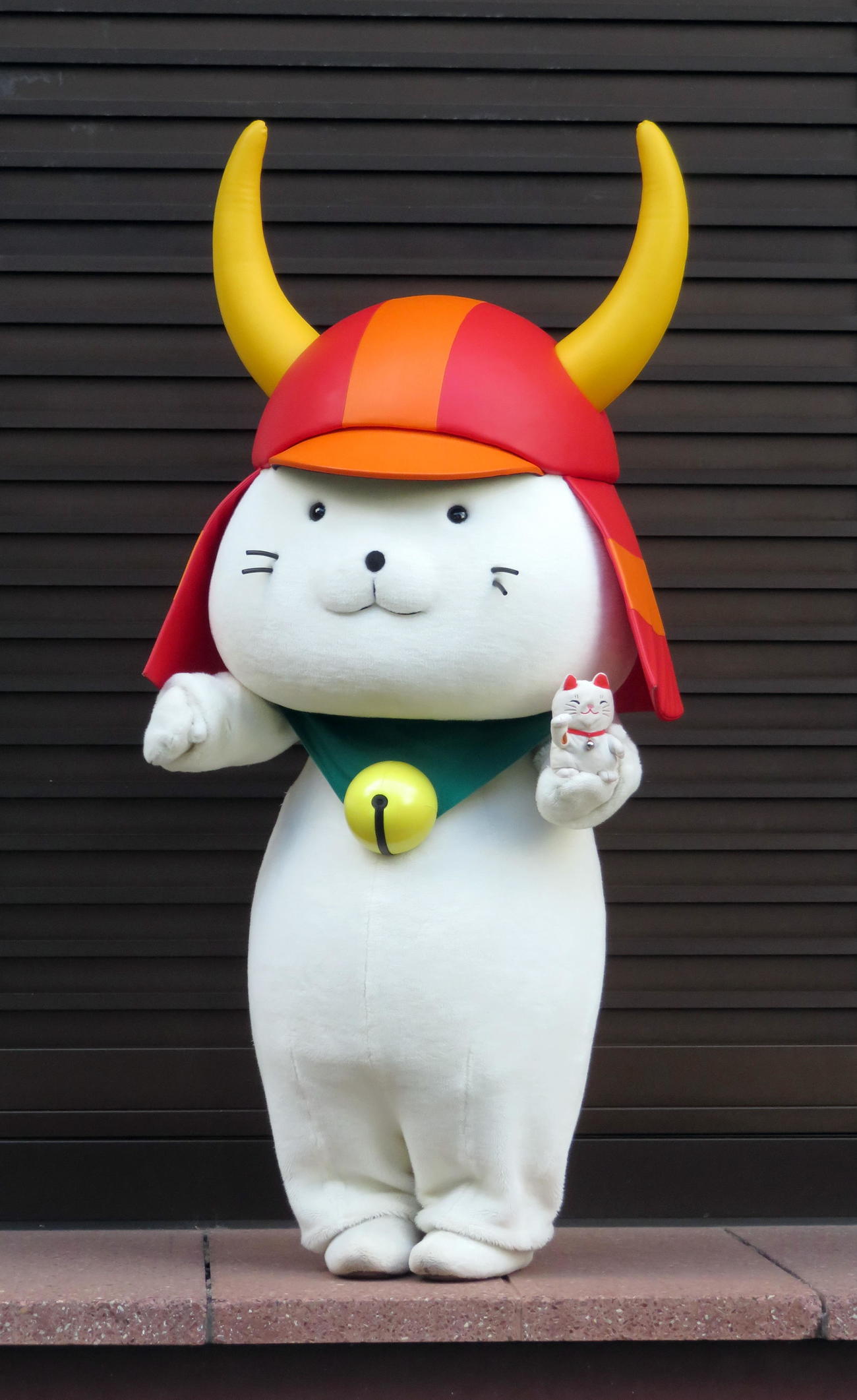 彦根城博物館に現れて友達の招き猫を紹介する彦根市マスコットキャラクターひこにゃん（撮影・鎌田直秀）
