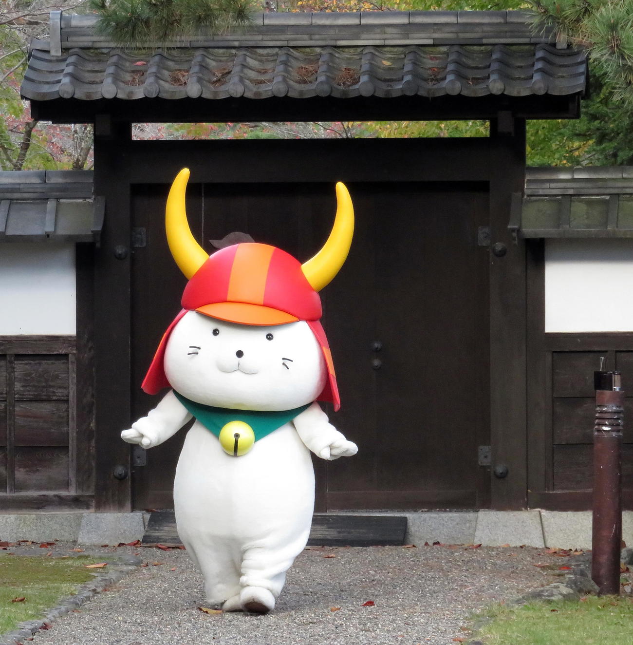 彦根城博物館に登場した彦根市マスコットキャラクターひこにゃん（撮影・鎌田直秀）