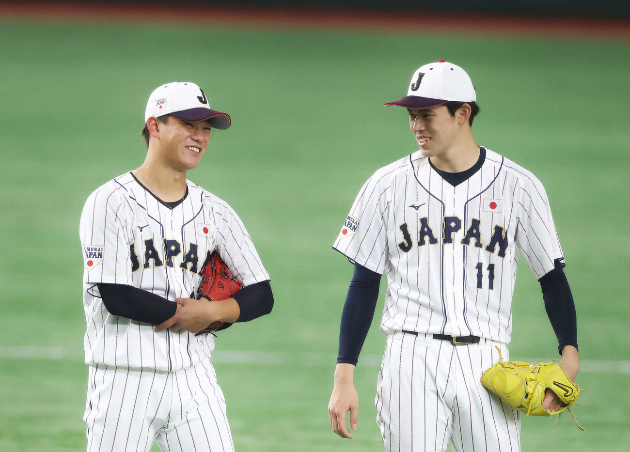 笑顔で言葉を交わす侍ジャパン高橋奎（左）と佐々木朗（撮影・河田真司）