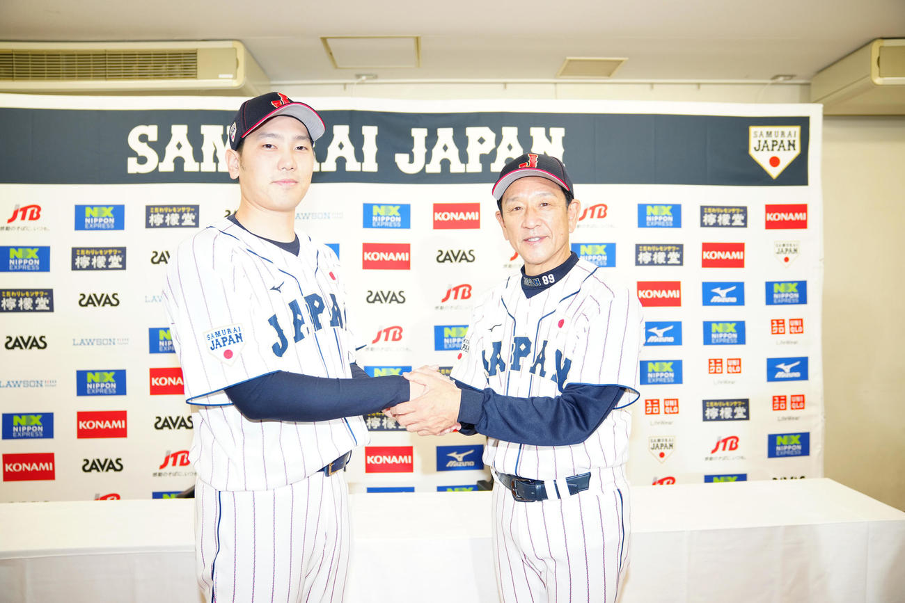 会見を終え笑顔で握手する侍ジャパン栗山監督（右）と石川