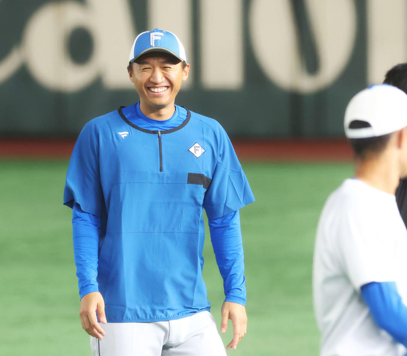 ウオーミングアップで笑顔を見せる日本ハム加藤豪（撮影・河田真司）