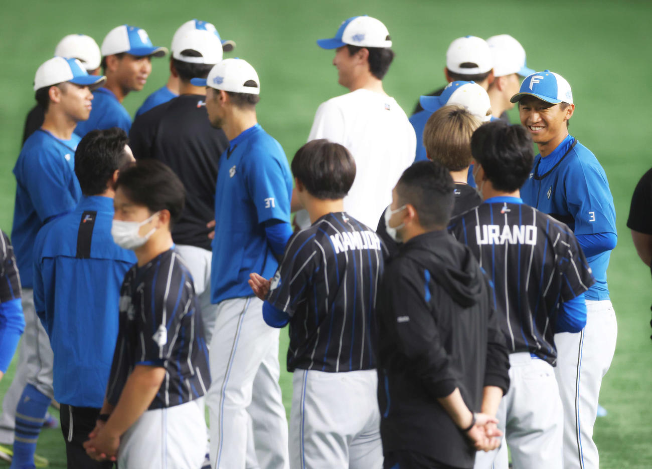 練習前円陣であいさつを終え笑顔を見せる日本ハム加藤豪（右）（撮影・河田真司）