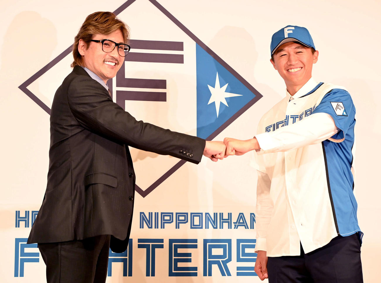 新庄監督（左）とグータッチする日本ハム加藤豪将（撮影・たえ見朱実）