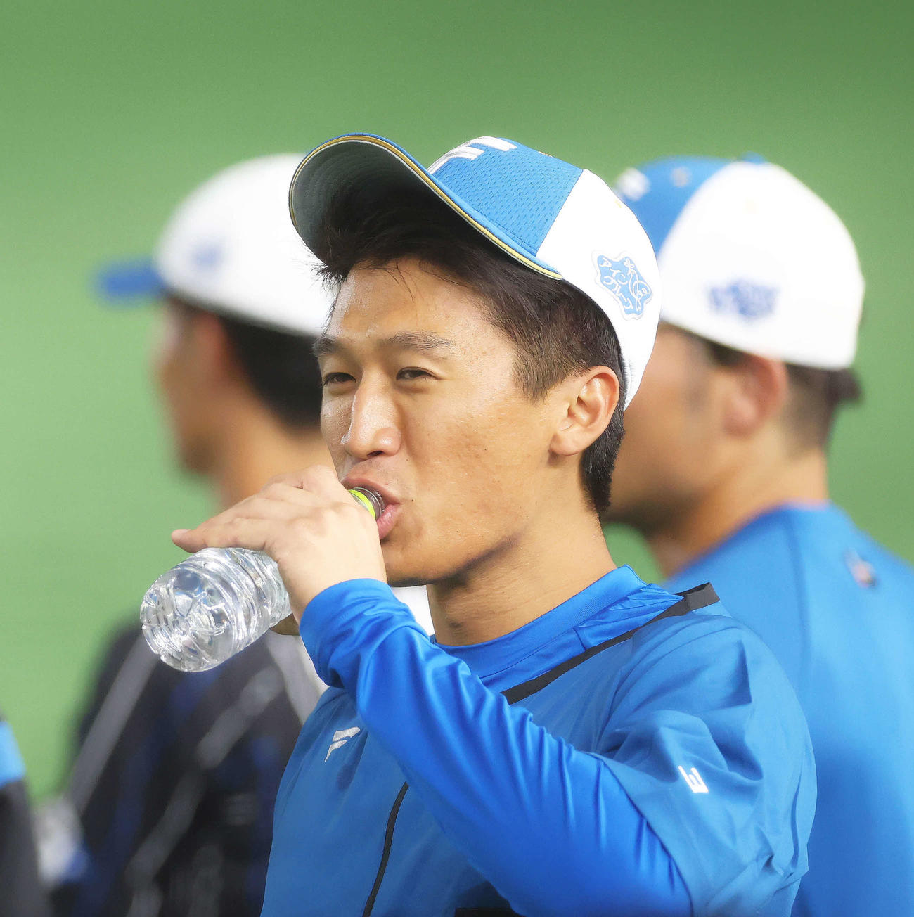 水分補給する日本ハム加藤豪（撮影・河田真司）