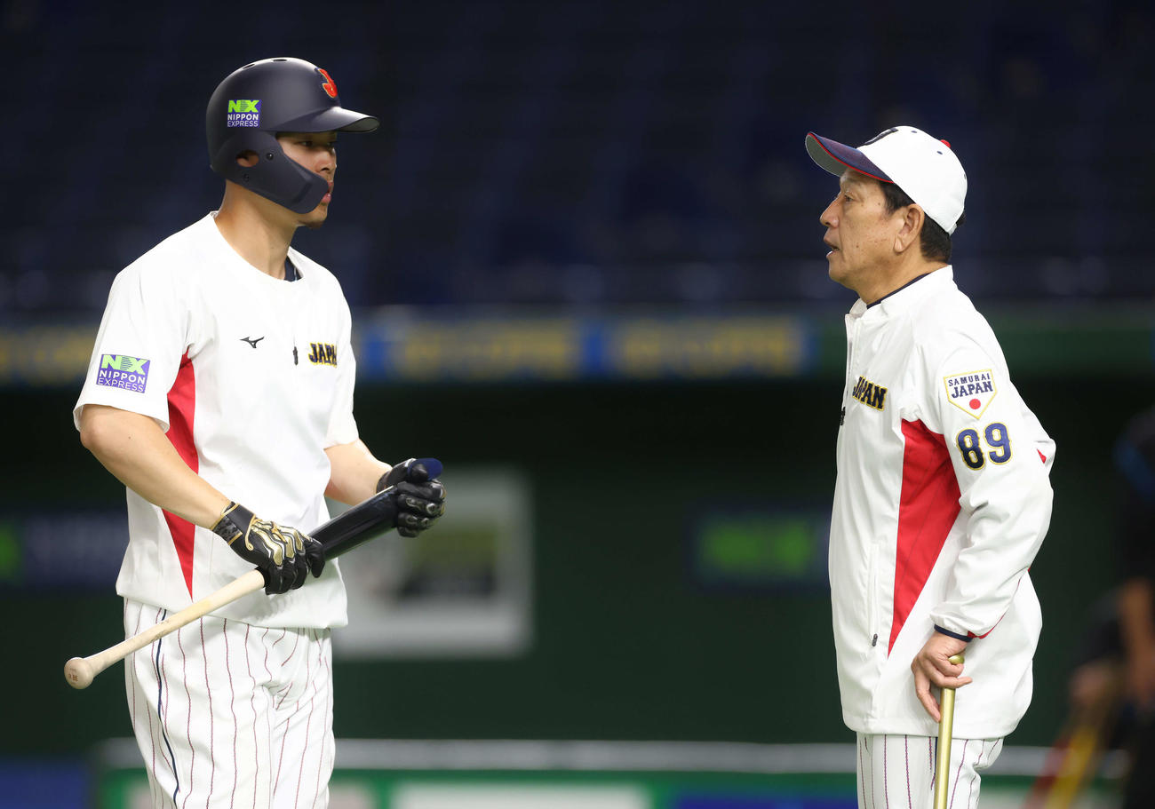 佐藤輝（左）と言葉を交わす侍ジャパン栗山監督（撮影・河田真司）