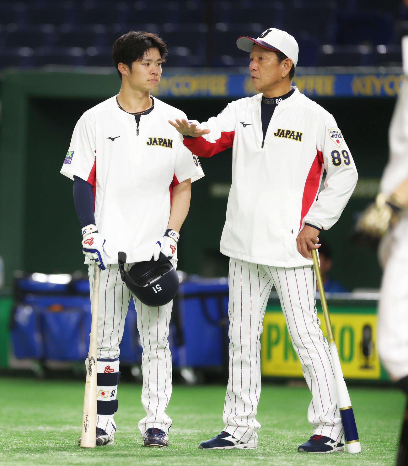 中村拓（左）と言葉を交わす侍ジャパン栗山監督（撮影・河田真司）