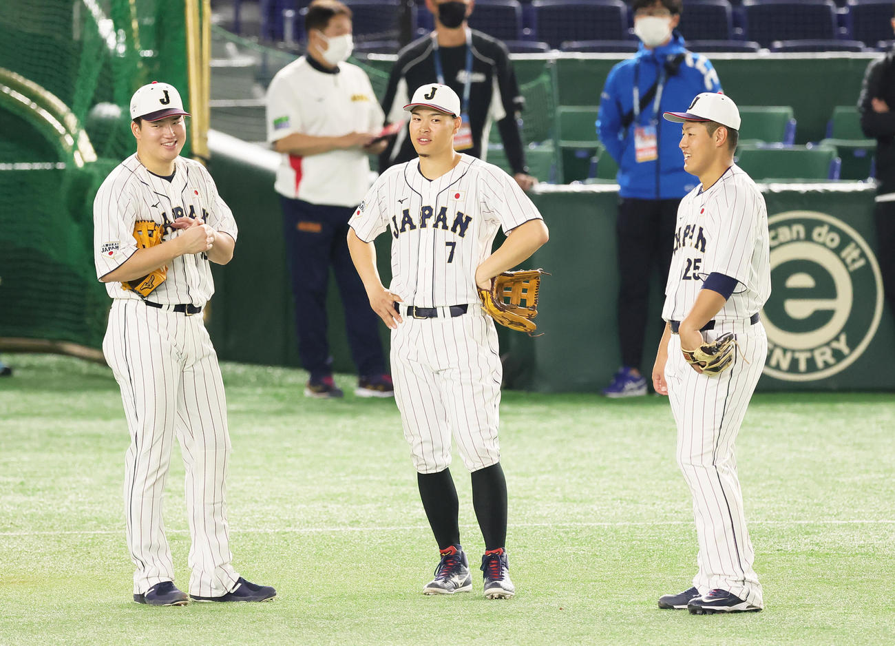 練習中、笑顔で会話を交わす、左から村上、佐藤輝、岡本和（撮影・足立雅史）