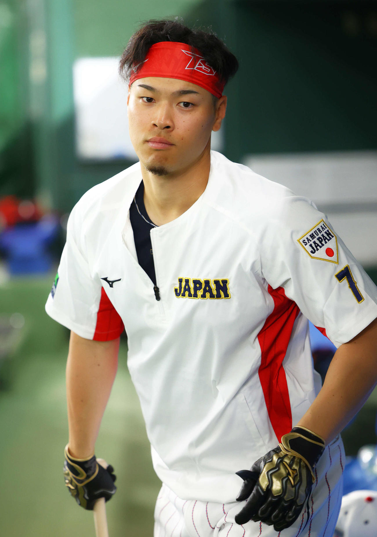赤いヘアバンドで練習に臨む侍ジャパン佐藤輝（撮影・河田真司）