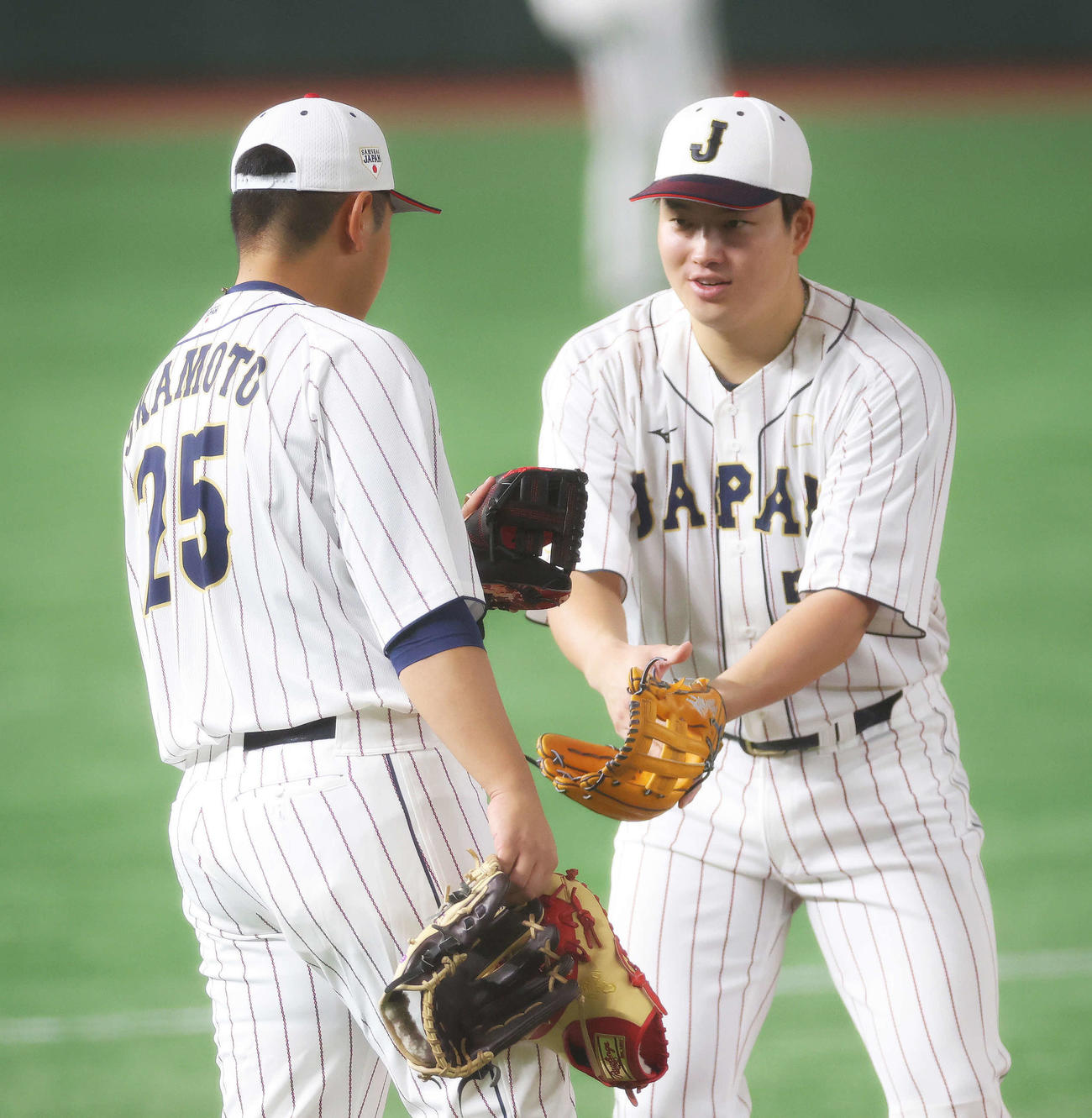 守備位置で言葉を交わす侍ジャパン岡本和（左）と村上（撮影・河田真司）