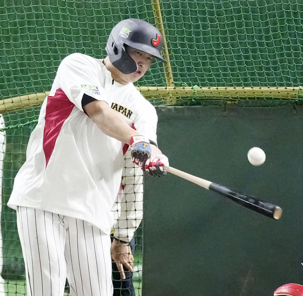 打撃練習する野球日本代表の村上宗隆（共同）