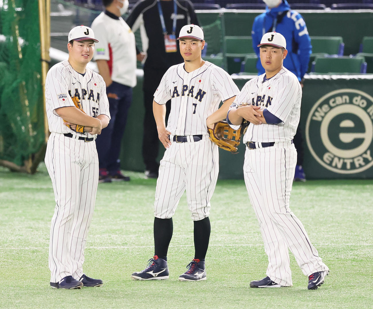 練習中、笑顔で会話を交わす、左から村上、佐藤輝、岡本和（撮影・足立雅史）