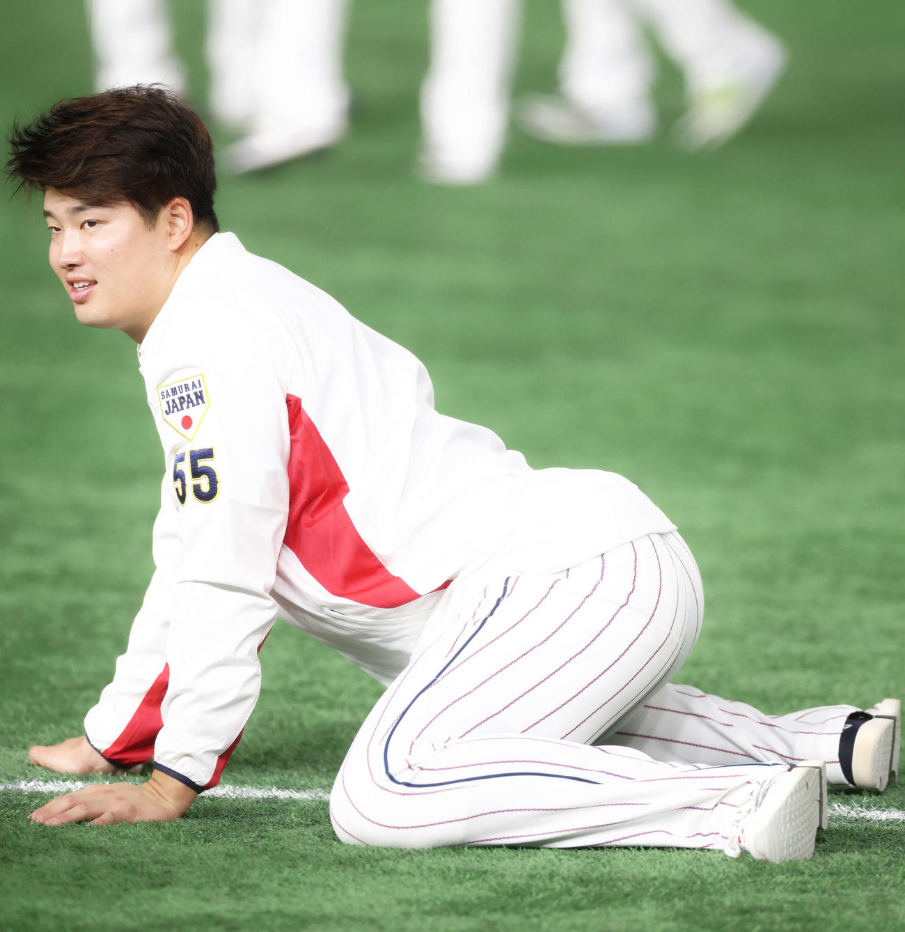 ストレッチする侍ジャパン村上（撮影・河田真司）
