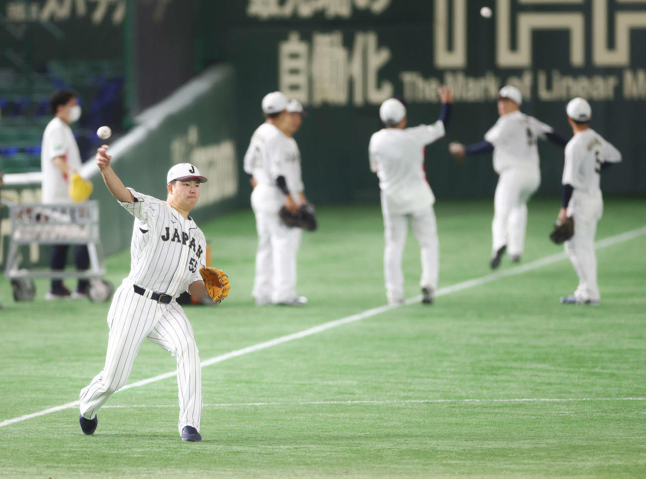 ノックを受ける侍ジャパン村上（撮影・河田真司）