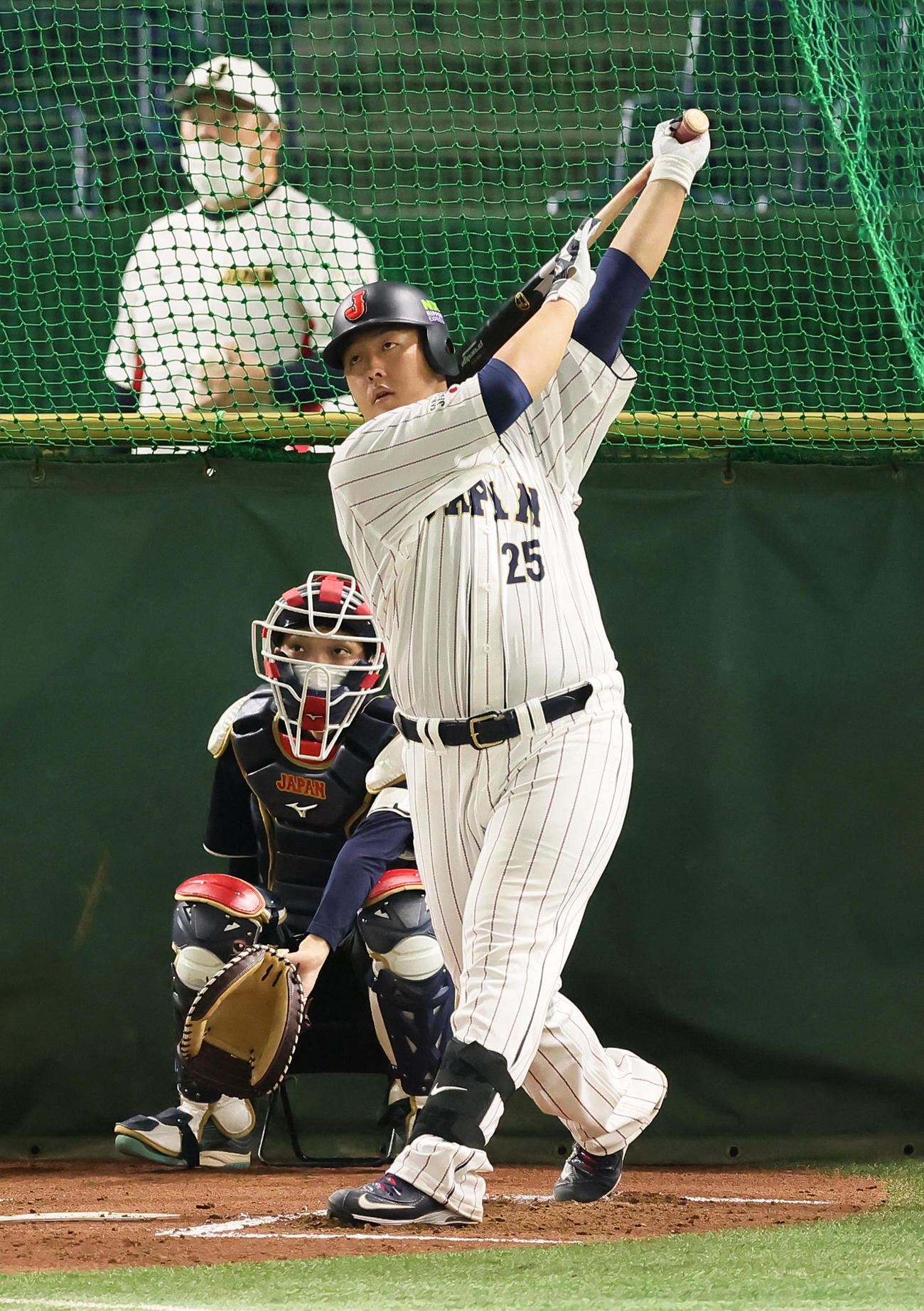 打撃練習を行う岡本和（撮影・足立雅史）