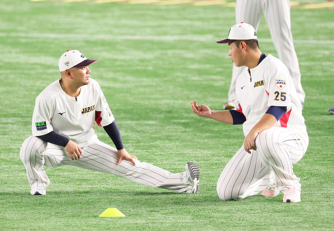 練習中、談笑する森（左）と岡本和（撮影・足立雅史）